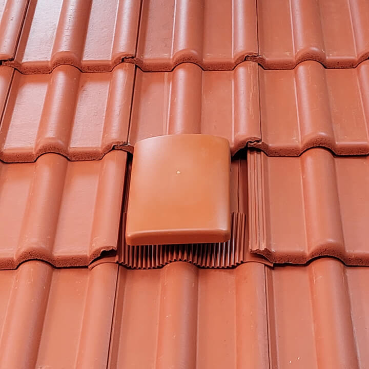 Klober Universal Tile Vent for pitched roofs is ideal for installation under rooftop solar systems.